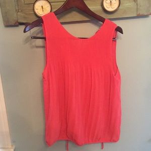 Sleeveless tie back pleated blouse